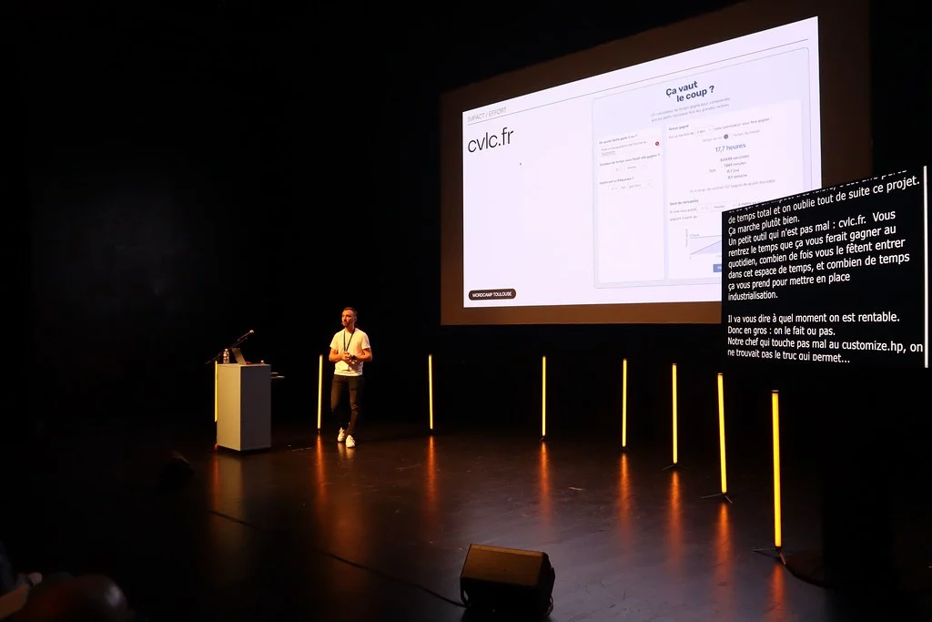 Benjamin sur la scène du WordCamp Toulouse 2025, devant sa présentation